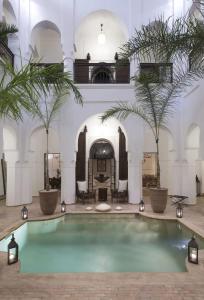 摩达摩洛哥传统庭院住宅内部或周边的泳池