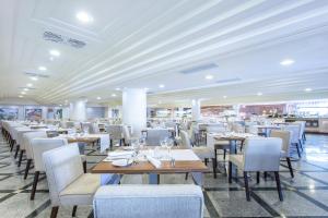 穆罗海滩Palace de Muro的餐厅内带桌椅的用餐室