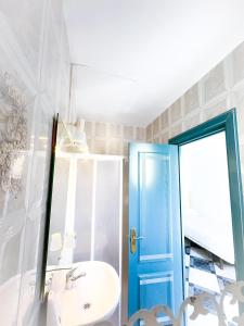 福恩吉罗拉雅基酒店 的浴室设有蓝色门和水槽