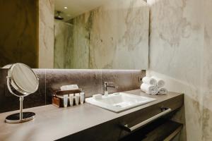 马斯梅赫伦特海尔斯酒店的一间带水槽和镜子的浴室
