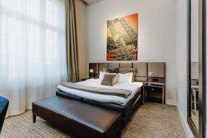 马斯梅赫伦特海尔斯酒店的酒店客房设有一张床和一个大窗户