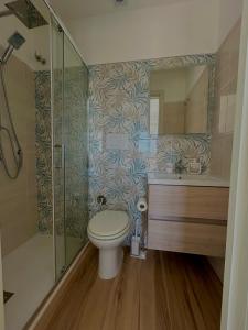 阿纳卡普里Capri Melody的浴室配有卫生间、淋浴和盥洗盆。