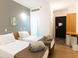 圣保罗兆丰马球酒店 的酒店客房设有两张床和电视。