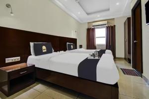 斋浦尔Tipsyy Inn & Suites Jaipur的卧室配有一张白色大床