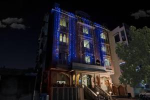斋浦尔Tipsyy Inn & Suites Jaipur的一座晚上有蓝色灯光的建筑