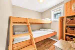 West KelownaSecluded Cabin On The Lake #7的一间卧室设有两张双层床和一扇窗户。