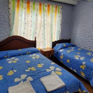 基多El Colibrí Azul的一间卧室配有两张带毛巾的床