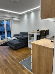 贝尔格莱德Apartment, Stari Grad, Belgrade的客厅配有沙发和桌子