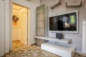 博洛尼亚B&B Corsini的客厅的墙上配有电视