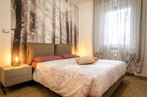 博洛尼亚B&B Corsini的一间卧室配有一张壁画床
