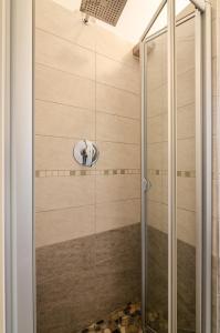 博洛尼亚B&B Corsini的浴室里设有玻璃门淋浴