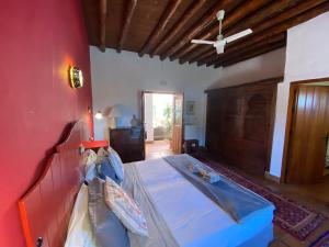 隆达La Guzmana de Ronda的一间卧室设有一张床和红色的墙壁
