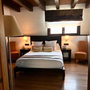 ToloríuLA HOSTERIA DE TOLORIU, el alt Urgell的一间卧室配有一张床和两张橙色椅子