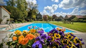 Chailly-en-BièreLa plaine de l'Angelus的一座房子前的鲜花游泳池