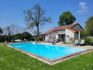 Chailly-en-BièreLa plaine de l'Angelus的一座房子的院子内的游泳池