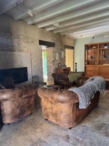 ToloríuLA HOSTERIA DE TOLORIU, el alt Urgell的客厅配有皮革家具和大沙发