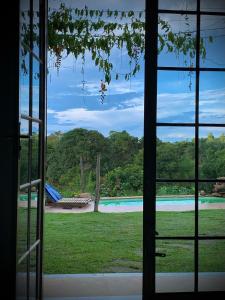 CampestreRancho dos Pássaros Amarelos的从窗户可欣赏到游泳池的景色