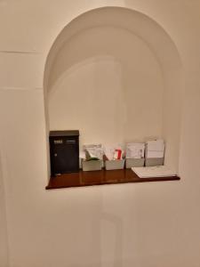 伦敦Baker Street Suites的墙上的书架上装有盒子和微波炉