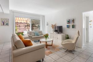 VerscioCà da Sott的客厅配有两张沙发和一台电视机