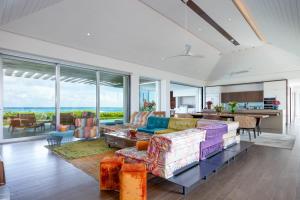 普罗维登西亚莱斯岛Breathtaking Oceanfront Villa with Views and Private Pool的客厅配有沙发和桌子