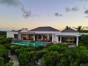 普罗维登西亚莱斯岛Breathtaking Oceanfront Villa with Views and Private Pool的一座大房子,在庭院里设有一个游泳池