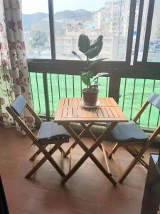 阿尔姆尼卡Room in Shared apartment with Parking的阳台上摆放着桌椅和盆栽植物