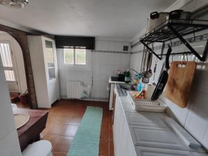 庞特维德拉Casa do Civil的厨房配有水槽和台面