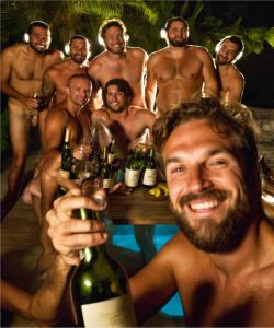 皮帕Pelados Beach Hostel的一群赤裸裸的男人拿着酒