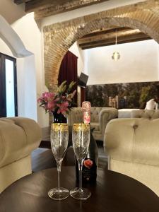 普埃布拉HOTEL BOUTIQUE CASONA 65的客厅的桌子上放两杯香槟酒
