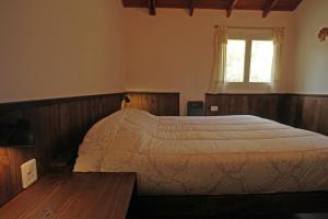 埃尔奥约Hostel Luz Clara的一间卧室设有一张大床和窗户