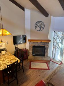 西优胜美地Yosemite Condominium Loft unit -B202的客厅设有壁炉和餐桌。