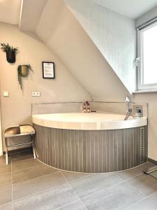 萨尔布吕肯65qm Luxus Apartment mit Whirlpool Saarbrücken Uni Nähe的阁楼上带大浴缸的浴室