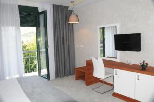 科托尔波尔图宾馆的客厅配有书桌、电视和窗户。