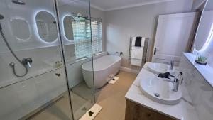 西萨默塞特弗雷登伯格庄园别墅酒店的带浴缸、水槽和淋浴的浴室