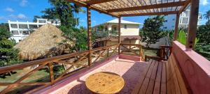 拉斯加勒拉斯Casa ARCOIRIS的阳台设有长凳和茅草屋顶。