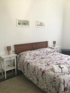 菲纳莱利古雷La Rosa Dei Venti的一间卧室配有床和两张白色桌子