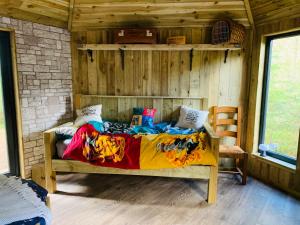 MunlochyHagrids Hut - Off grid Cabin - no electricity or running water的小木屋内一间卧室,配有一张床