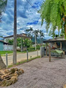 乌巴图巴C-house的一座带长凳和棕榈树的公园和一座建筑