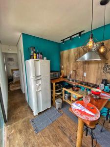 乌巴图巴C-house的厨房配有白色冰箱和桌子