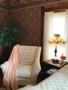 NauvooThe Nauvoo Grand Bed & Breakfast的客厅配有白色沙发和灯具