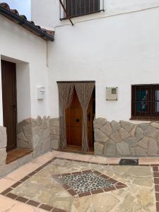 贝纳拉瓦El callejón的一座带木门和石墙的建筑