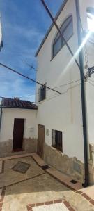 贝纳拉瓦El callejón的前面有石墙的白色房子
