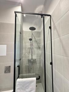 PrigorodnyyFive Hotel的浴室里设有玻璃门淋浴