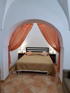 潘泰莱里亚Marosi的一间卧室设有一张带拱形天花板的床