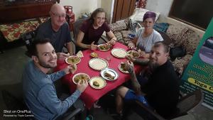 克久拉霍克久拉霍民宿的一群坐在桌子旁吃食物的人