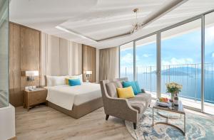 芽庄Oceanfront Panorama Nha Trang的配有一张床和一把椅子的酒店客房