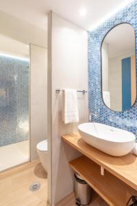 巴塞罗那瑟瑞尼亚赛斯特亚克德特欧姆公寓的一间带水槽和镜子的浴室