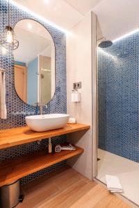 巴塞罗那瑟瑞尼亚赛斯特亚克德特欧姆公寓的一间带水槽和镜子的浴室