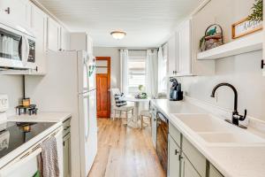 沃特敦Pet-Friendly Watertown Home about 1 Mi to Downtown!的一间厨房,配有白色橱柜和一间餐厅