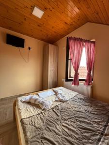Mala RemetaFruškogorska Lugarnica的一间卧室设有一张大床和窗户